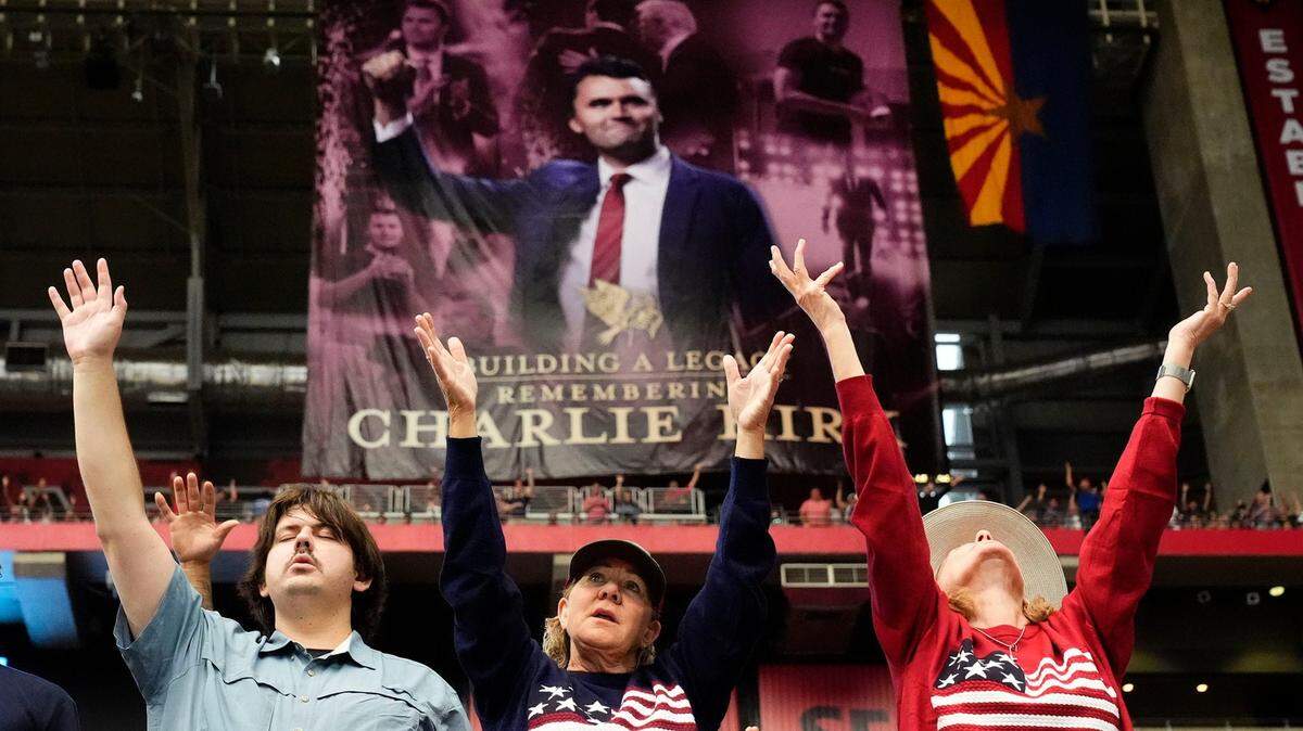 Participantes rinden homenaje al activista conservador de ultraderecha Charlie Kirk durante una ceremonia el domingo 21 de septiembre de 2025, en el State Farm Stadium en Glendale, Arizona.