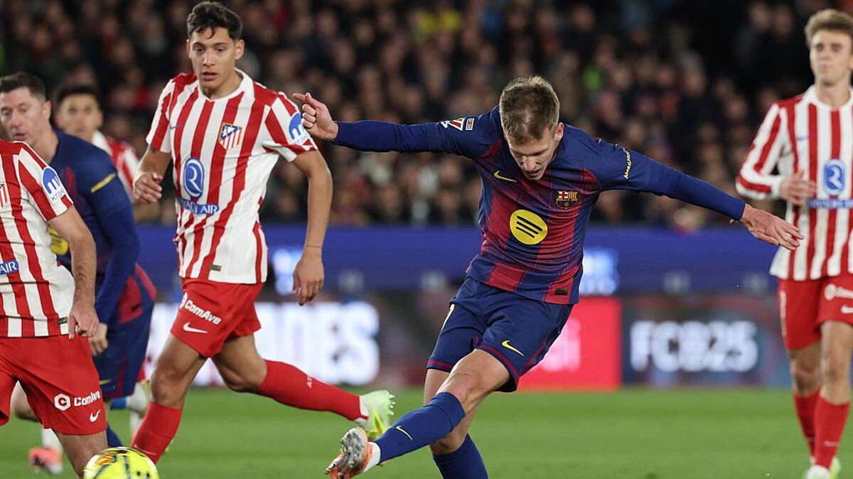 El jugador de Barcelona Daniel Olmo anota el segundo gol de su equipo en el triunfo 3-1 ante el Atlético de Madrid, celebrado el 2 de diciembre de 2025 en el Estadio Camp Nou en Barcelona. 
