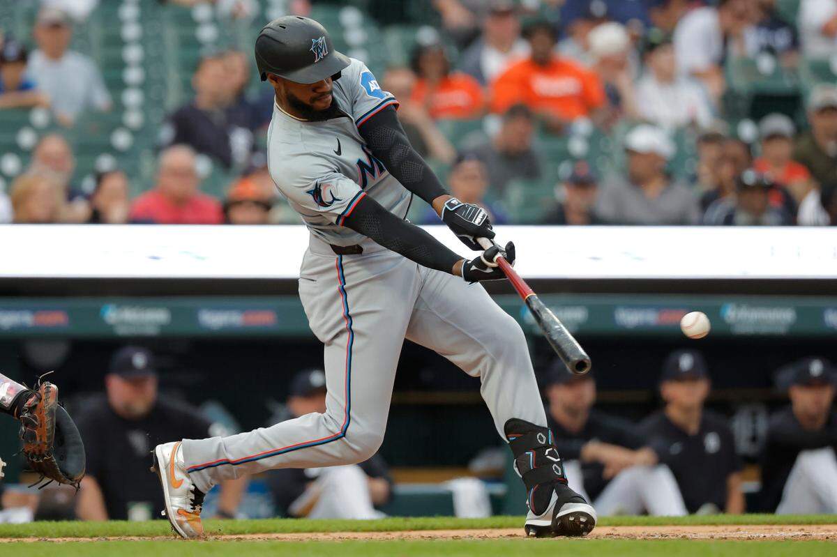 El jardinero de los Marlins de Miami Bryan de la Cruz batea un hit en el quinto inning del partido ante los Tigres, celebrado el 13 de mayo de 2024 en Detroit.