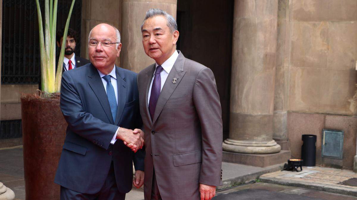 El ministro de relaciones exteriores de Brasil, Mauro Vieira (izq.), recibe a su homologo china, Wang Yi, en el Palacio de Itamaraty, en Brasilia, el lunes 28 de abril de 2025.