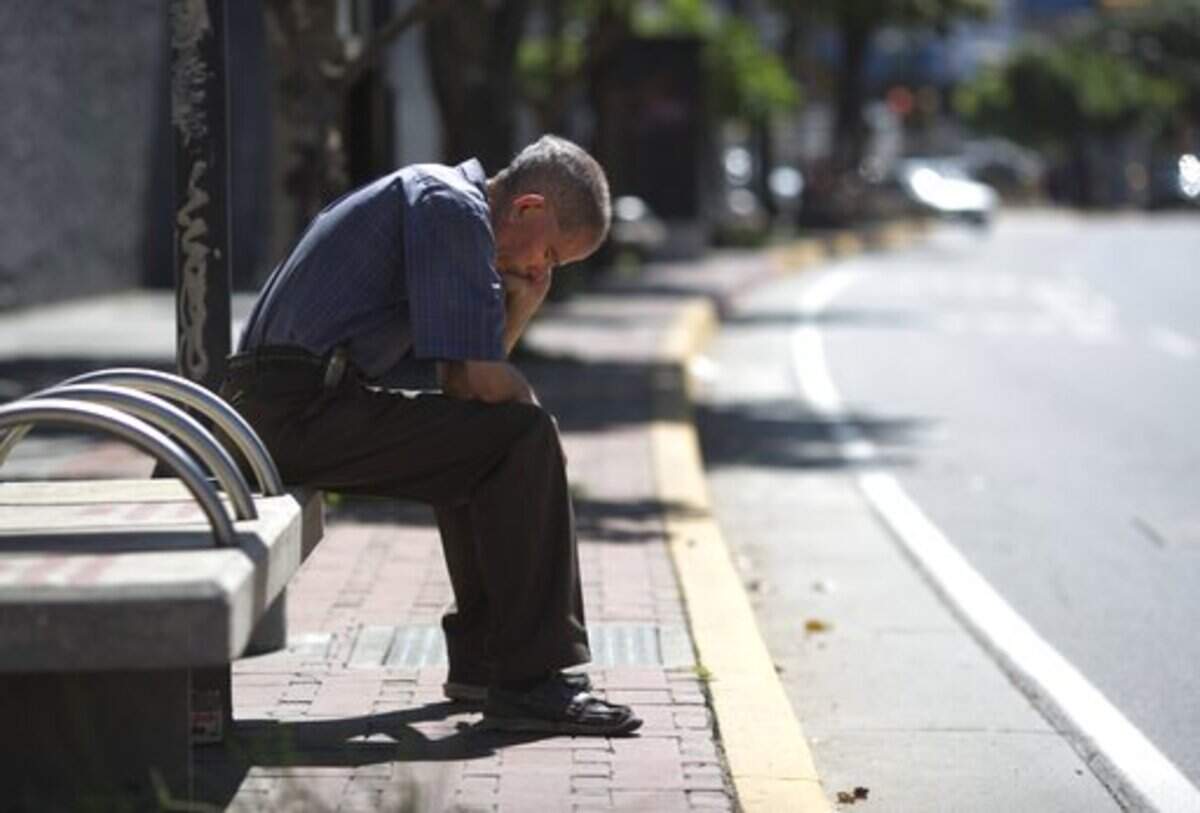 Un hombre se queda dormido en una banca en Caracas, Venezuela, el lunes 20 de agosto de 2018. (AP Foto/Ariana Cubillos)