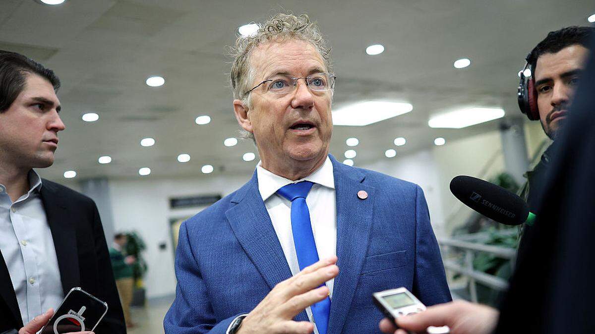 El senador estadounidense Rand Paul (republicano por Kentucky) habla con los medios de comunicación después de que el Senado votara sobre la Resolución de Poderes de Guerra para Venezuela, en el Capitolio de los Estados Unidos el jueves, 8 de enero de 2026, en Washington, DC. El Senado aprobó la resolución bipartidista con 52 votos a favor y 47 en contra, para impedir que el presidente Trump utilice la fuerza militar estadounidense en Venezuela sin la autorización del Congreso.