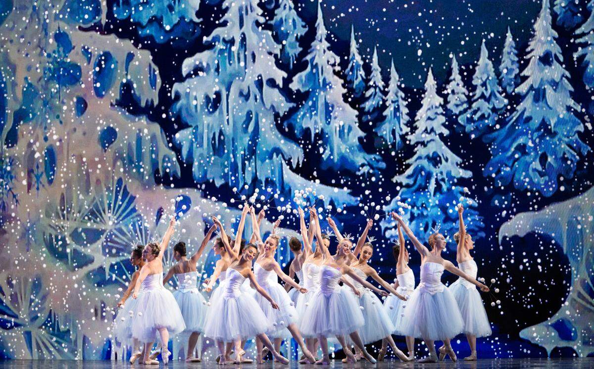 El cuerpo de baile de Miami City Ballet en el vals de los copos de nieve.