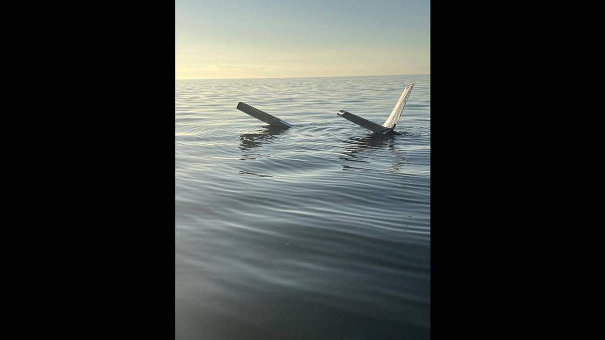 Un buen samaritano ayudó a salvar a tres personas, después que el avión que se dirigía a Tampa, se desplomó en aguas de los Cayos de la Florida, dijo el Servicio Guardacostas.