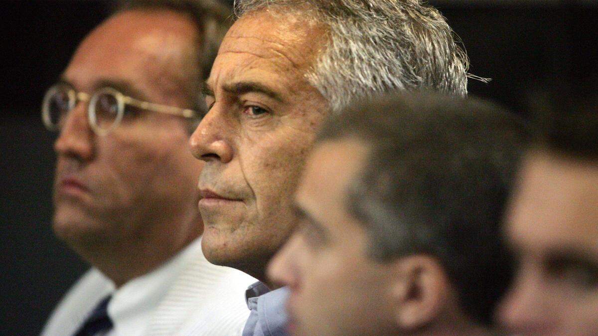 En esta fotografía de archivo del 30 de julio de 2008, se ve a Jeffrey Epstein bajo custodia en West Palm Beach, Florida.