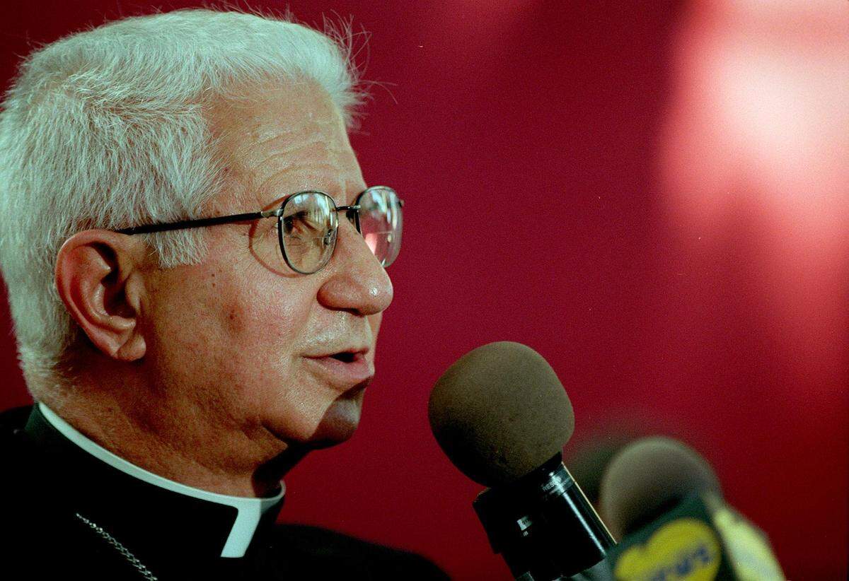 En 1997, Agustín Román durante una conferencia de prensa explica por qué no viajará a Cuba durante la visita del Papa Juan Pablo II.