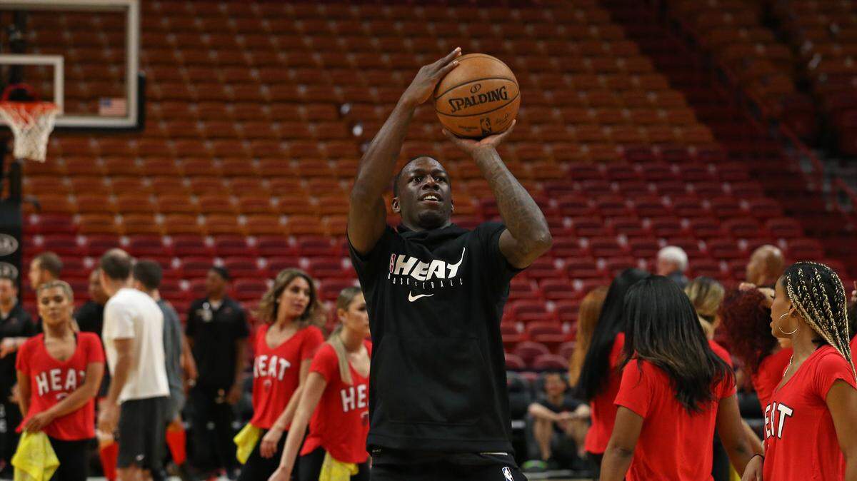 El jugador del Heat Kendrick Nunn (25) tira al aro en una práctica antes del partido con los Raptors, el 2 de diciembre de 2019 en Miami.