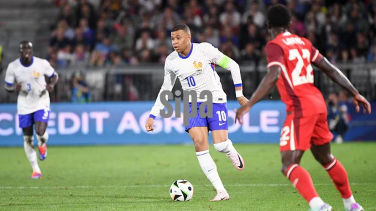 El delantero de Francia Kylian Mabppé (centro) conduce el balón en el partido amistoso ante Canadá, celebrado el 9 de junio de 2024 en Burdeos, Francia.