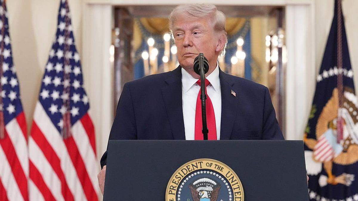 El presidente de los Estados Unidos, Donald Trump, habla sobre la guerra en Irán desde la Casa Blanca, el 1 de abril de 2026 en Washington, DC. Trump, recordó este sábado a Irán que le quedan 48 horas del ultimátum que le dio para alcanzar un acuerdo que desbloquee el estrecho de Ormuz o de lo contrario desatará “un infierno” atacando sus centrales energéticas.