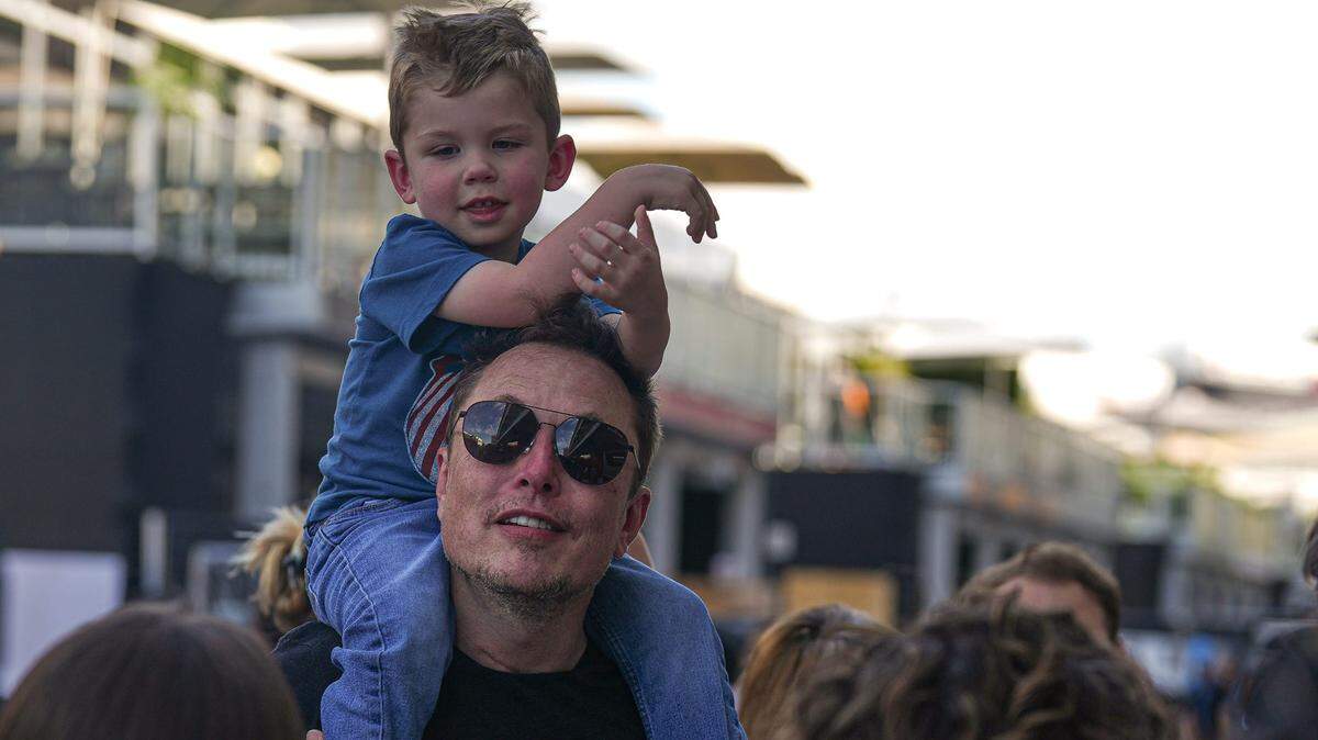 Elon Musk camina por el área de los paddocks durante el Gran Premio de Fórmula 1 Lenovo de Estados Unidos en el Circuito de las Américas en el condado de Travis, Texas, el 22 de octubre de 2023.