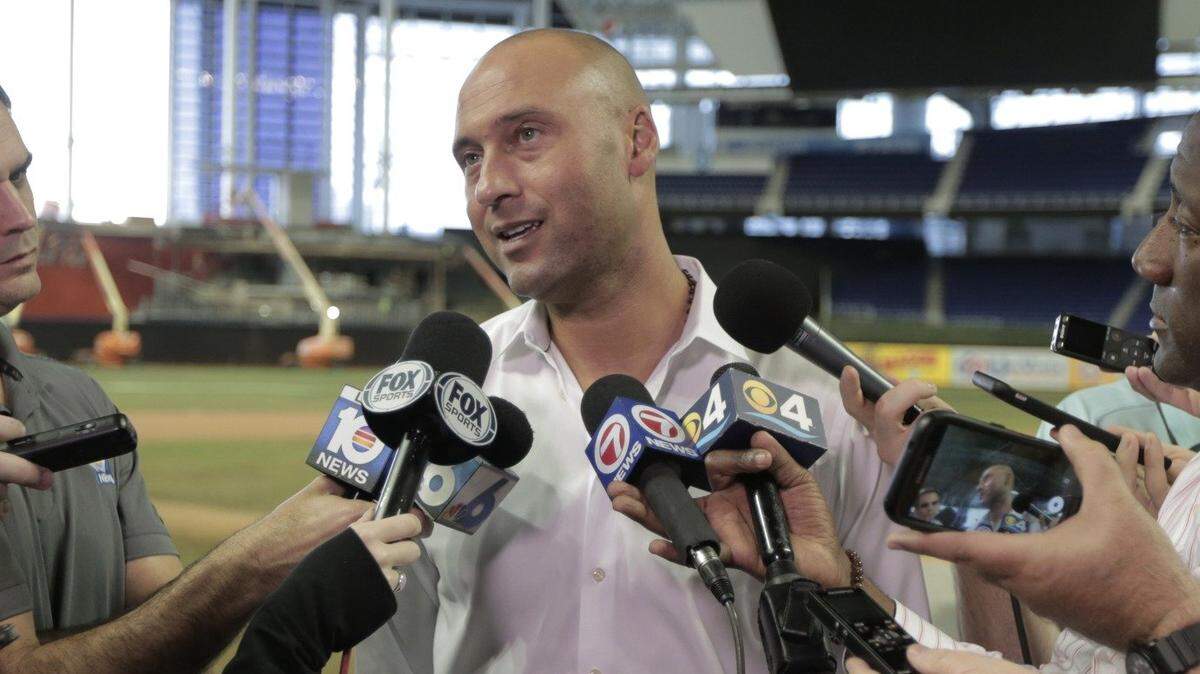 DEREK JETER conversa con la prensa de Miami antes del inicio de los campamentos de primavera el 13 de febrero.