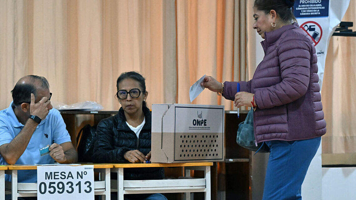 Perú vota en un reñido balotaje para elegir a su noveno presidente en 10 años