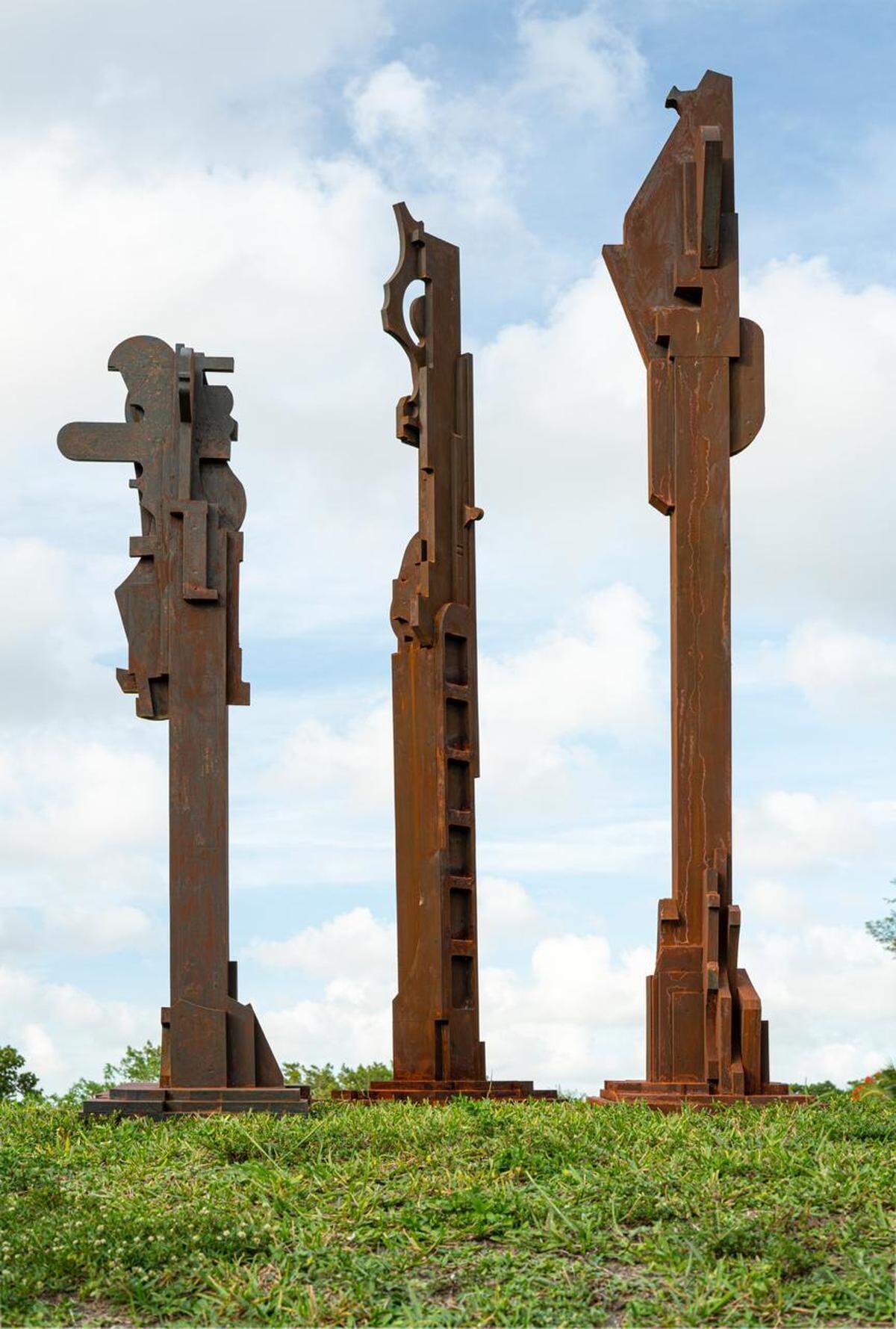 ‘Munument No 9, 5, 6’, 2021, de Néstor Arenas. Madera y técnica mixtas, dimensiones variables.  