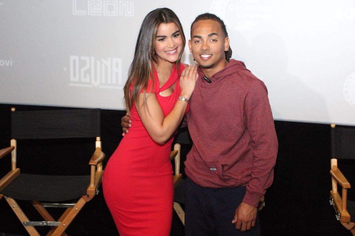 Clarissa Molina con el reggaetonero Ozuna, con quien comparte cartel en el filme ¡Qué León!, en una conferencia de prensa en República Dominicana, en abril.