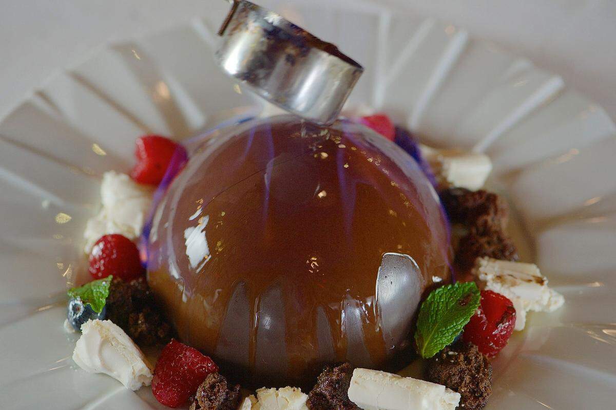 Para el postre no deje de probar “La bola”, una esfera de helado de vainilla, bañada en chocolate, rodeada de trozos de fresas y bizcocho de chocolate.