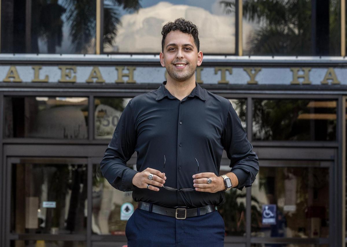 El residente de Hialeah Elías D. Montes de Oca, de 24 años,durante su postulación al Concejo Municipal de Hialeah contra la entonces presidenta Mónica Pérez. AHora Montes de Oca es el asistente de la recién electa concejal Angélica Pacheco.