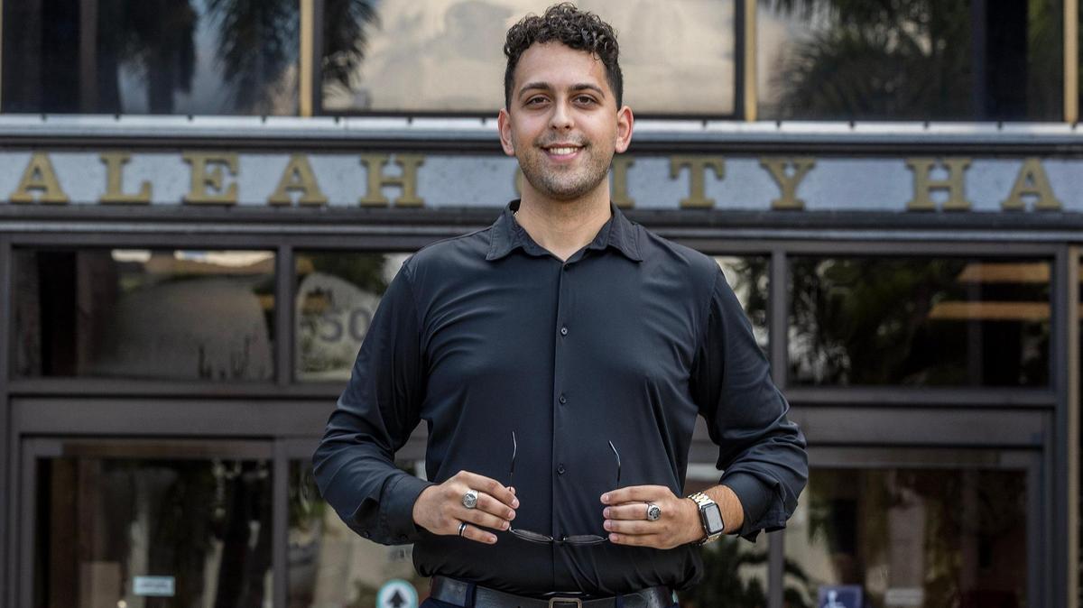 El residente de Hialeah Elías D. Montes de Oca, de 24 años, se postula al Concejo Municipal de Hialeah contra la presidenta Mónica Pérez.