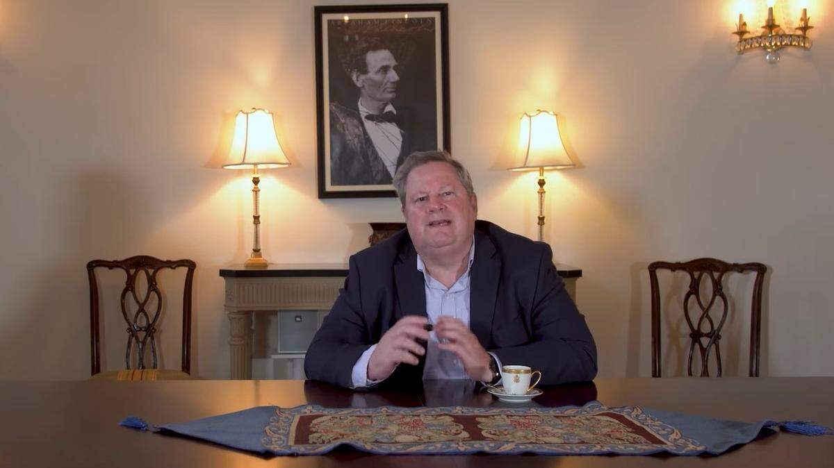 Mike Hammer, jefe de la misión diplomática de EEUU en La Habana, visita a cubanos que solicitan un encuentro con el funcionario a través del servicio de la embajada.