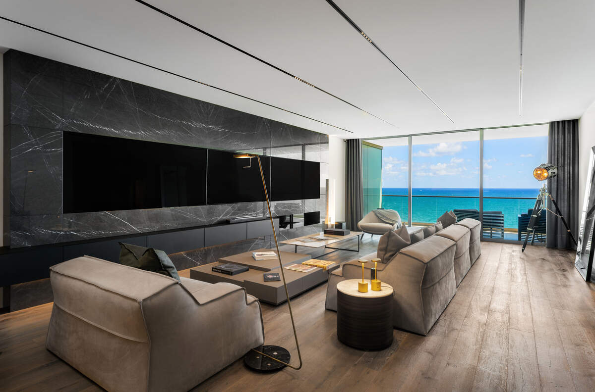 La sala de estar del nuevo apartamento del exfutbolista brasileño Kaká en Bal Harbour ofrece vistas al océano Atlántico.