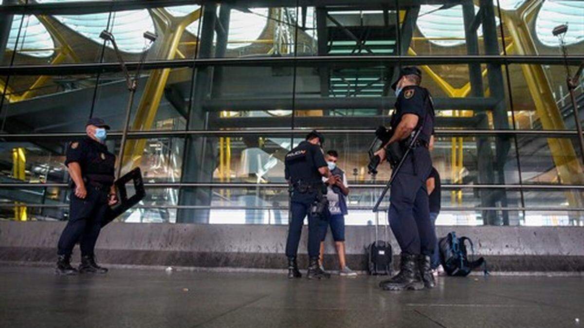 Agentes de Policía Nacional piden la documentación a una persona en las inmediaciones de la T4 del Aeropuerto Adolfo Suárez Madrid-Barajas, en Madrid (España), a 9 de octubre de 2020. El Ministerio del Interior ha comenzado a desplegar un amplio operativo de controles policiales en Madrid y el resto de municipios afectados por las restricciones de movilidad en aplicación del estado de alarma aprobado este viernes en una reunión extraordinaria del Consejo de Ministros, según han adelantado a Europa Press fuentes policiales. 09 OCTUBRE 2020;ATOCHA;CONTROL;POLICIA;POLICIA NACIONAL;RENFE;ESTADO DE ALARMA;T4 Ricardo Rubio / Europa Press (Foto de ARCHIVO) 9/10/2020