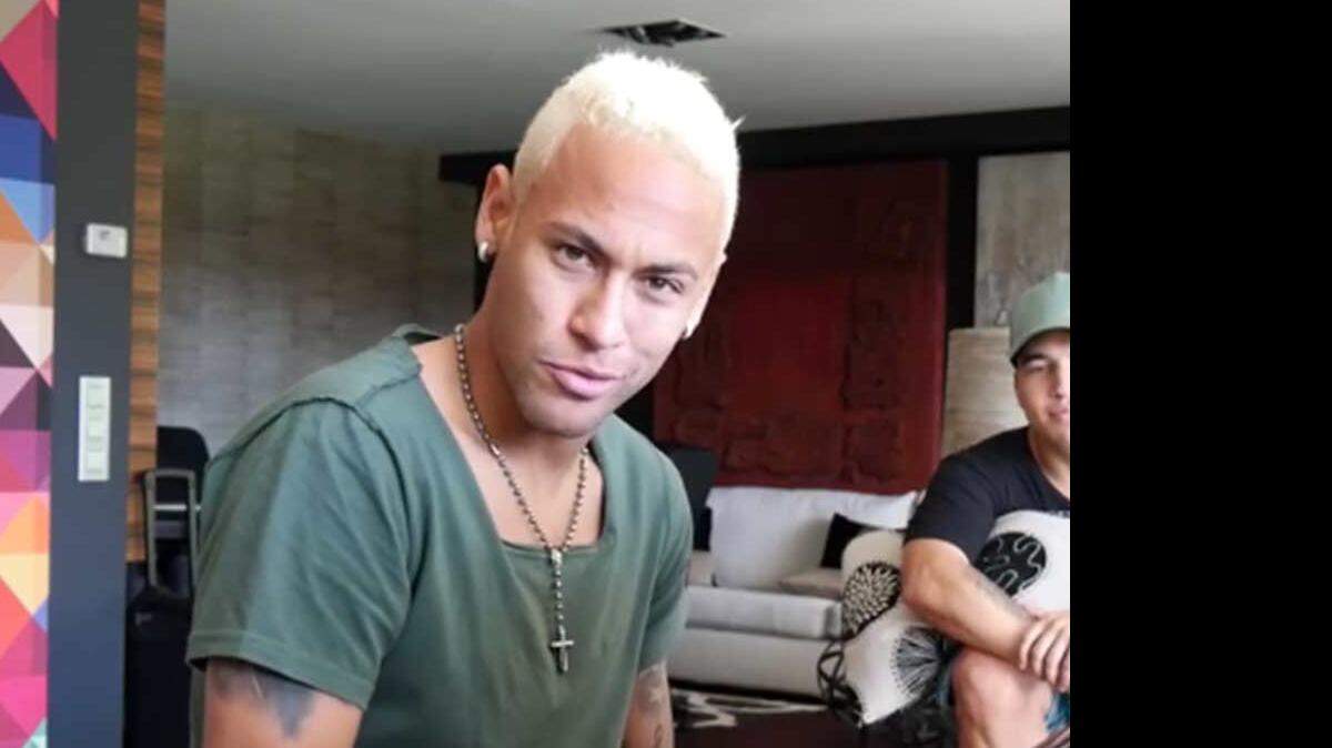 Sentado frente al piano, Neymar entonó los primeros acordes de su “primera canción”, en la que mezcló palabras en portugués y español. Facebook