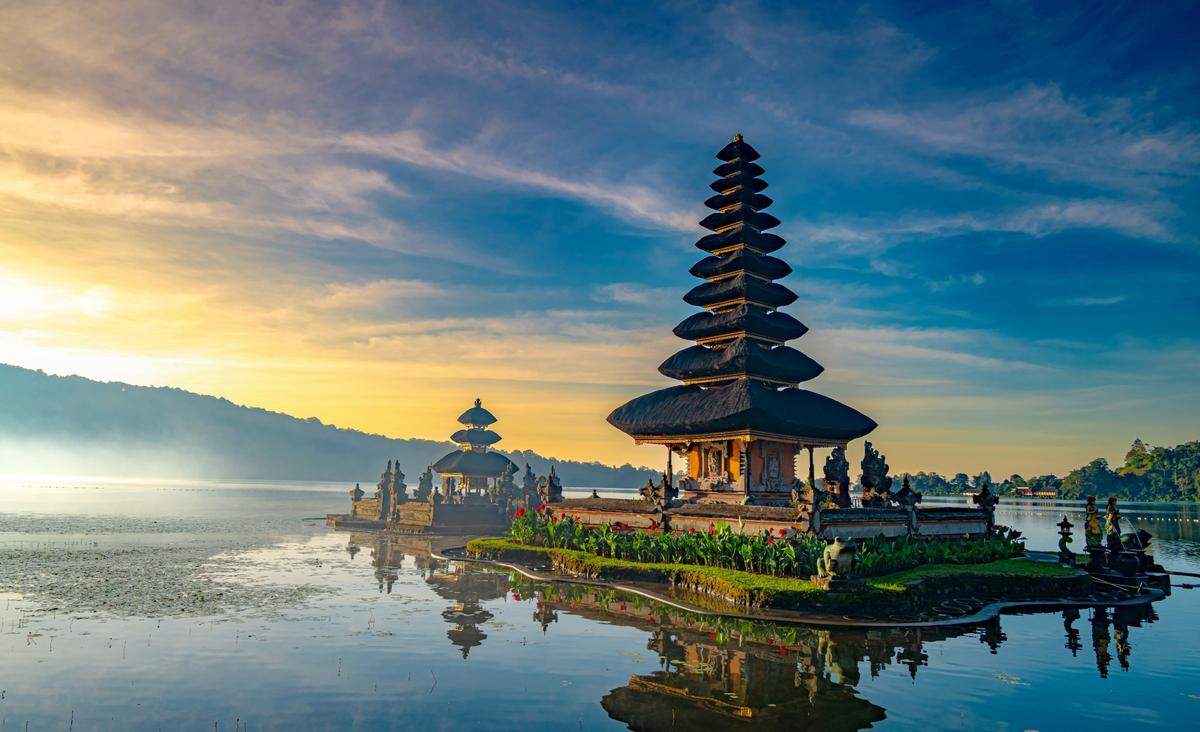 Templo Ulun Danu Beratan en el borde del lago Bratan, Bali, Indonesia.