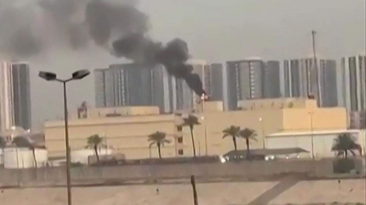 Captura de video tomada de imágenes publicadas en redes sociales que muestra una columna de humo saliendo de la embajada de Estados Unidos en Bagdad, Iraq, tras un presunto ataque con drones el 14 de marzo de 2026. 