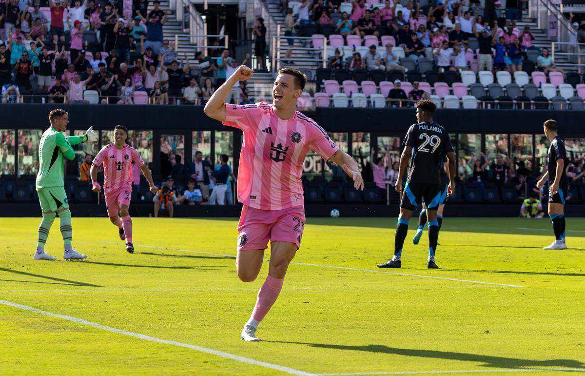 El jugador de Miami Tadeo Allende celebra tras anotar un gol ante Charlotte, en el partido de la MLS celebrado el 9 de marzo de 2025 en el Chase Stadium en Fort Lauderdale.