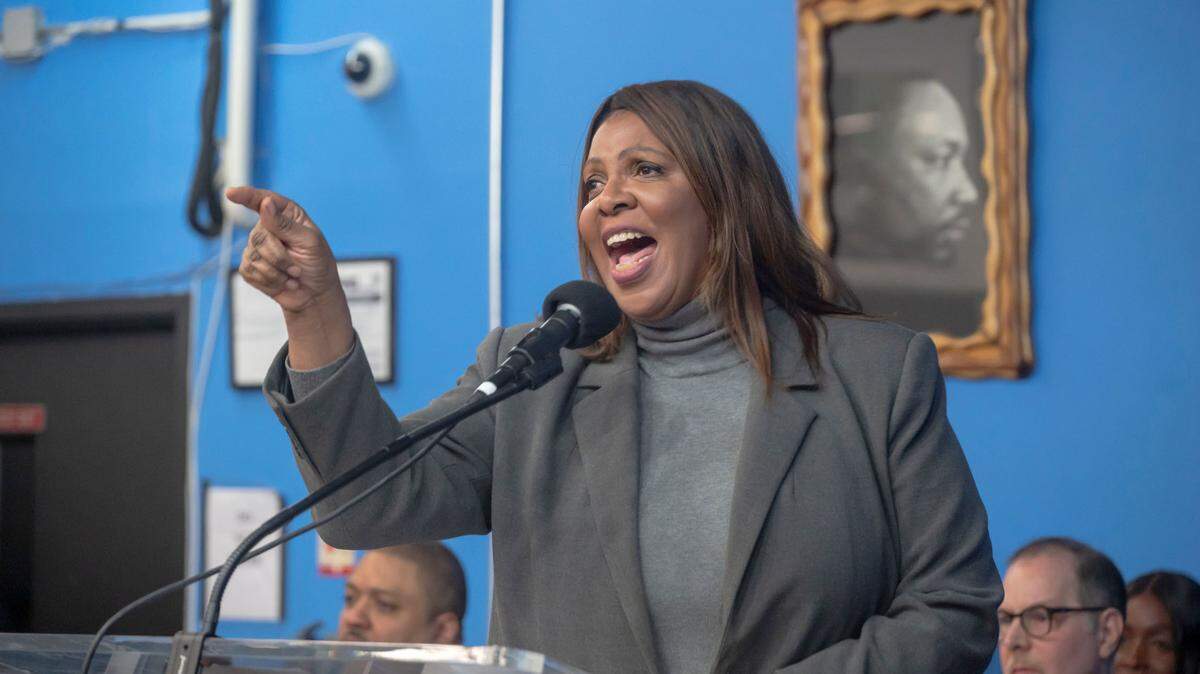La Administración del presidente de Estados Unidos Donald Trump presentó una querella contra la fiscal general de Nueva York, Letitia James, por presunta falsificación de documentos financieros, el mismo delito por el que esta acusó y llevó a juicio en 2024 al mandatario, así como a sus hijos y un empleado.