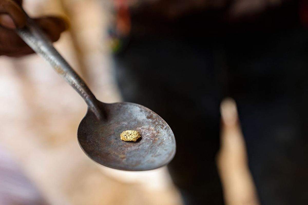 Un hombre muestra una pequeña piedra de oro extraída en una mina artesanal de oro en el pueblo de El Dorado, estado Bolívar, Venezuela, el 25 de mayo de 2025.