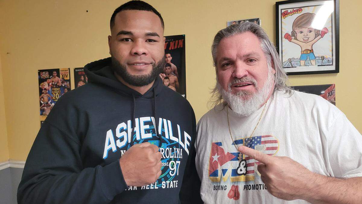 Carlos Frómeta junto a su entrenador Osmiri Fernández.