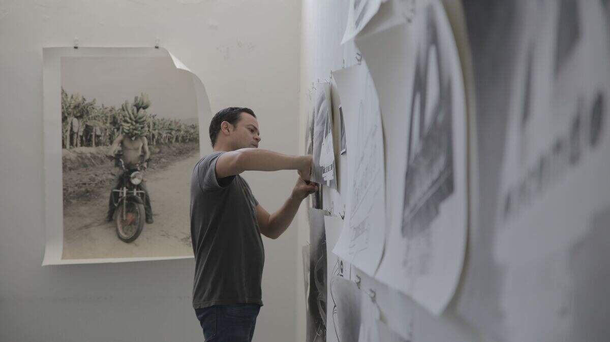 Gonzalo Fuenmayo en su estudio de Oolite Arts ganó una beca de The Ellies para crear dibujos a gran escala  para una exposición en San Framcisco en la Galería Dolby Chadwick.