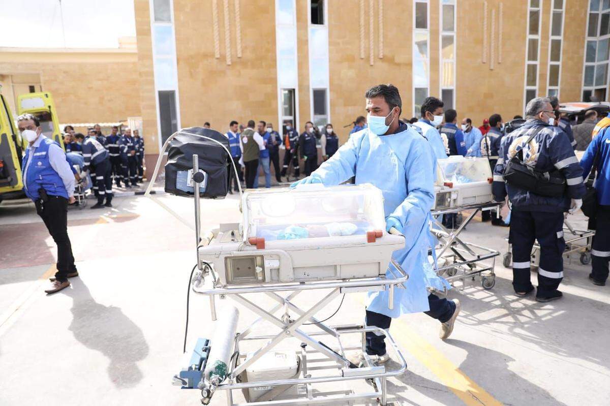 Un especialista médico traslada a un bebé prematuro de la Franja de Gaza al lado egipcio del cruce fronterizo de Rafah, el lunes 20 de noviembre de 2023.
