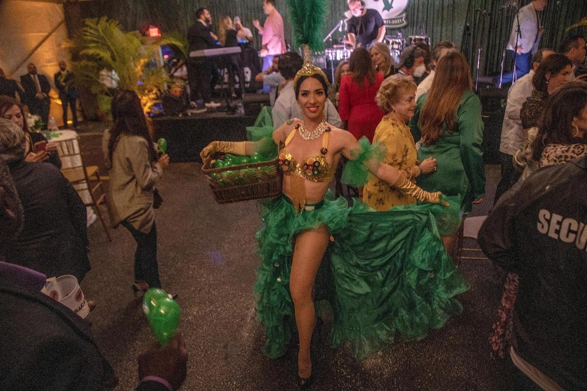 Una bailarina al estilo Tropicana hace su número durante la fiesta por los 50 años del Versailles, el 10 de noviembre.