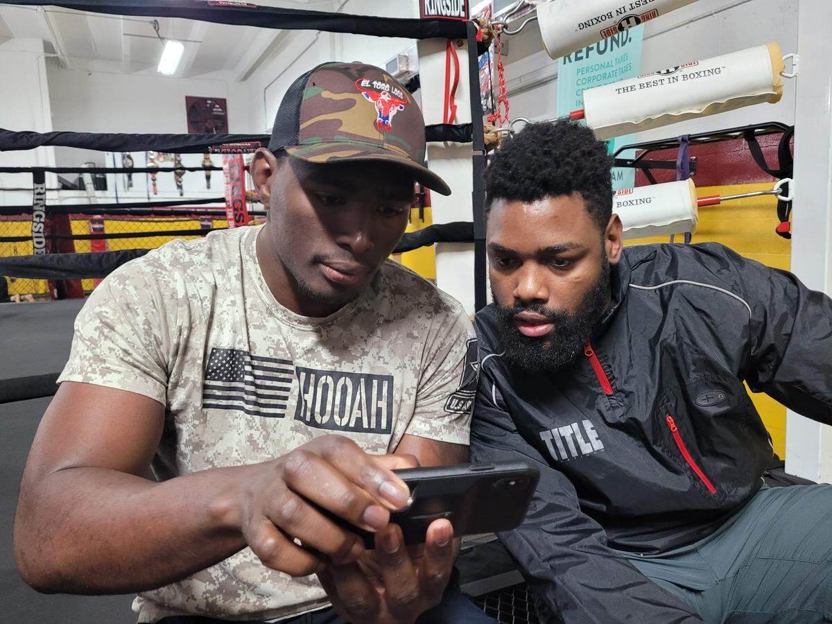 Gustavo Trujillo (izq.) junto a su compatriota Irosvani Duvergel, quien se prepara para su debut en BKFC.