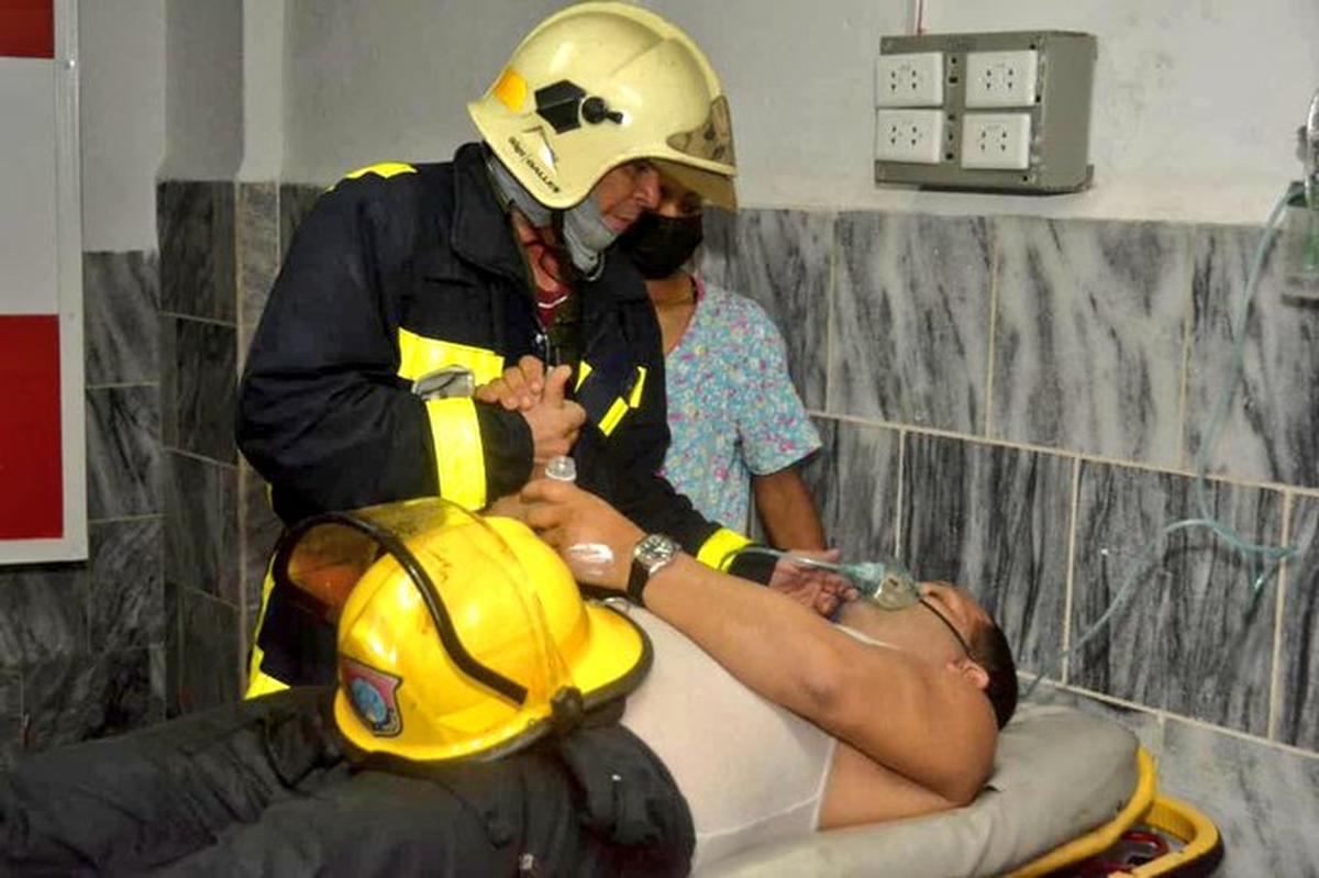 Entre los heridos en el fuego que explotó en un tanque de petróleo en el puerto de Matanzas se encuentran varios bomberos. Otros 17 bomberos se encuentran desaparecidos, dijeron las autoridades.