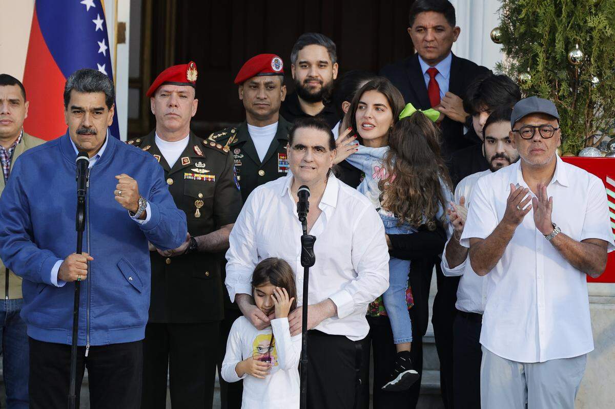 220 de diciembre de 2023, Venezuela, Caracas: Nicolás Maduro (izq.), gobernante venezolano, saluda a Alex Saab, empresario colombiano (cen). El gobierno del expresidente estadounidense Joe Biden liberó a Saab tras un iIntercambio de prisioneros. Foto: Jesús Vargas/dpa/Sipa USA