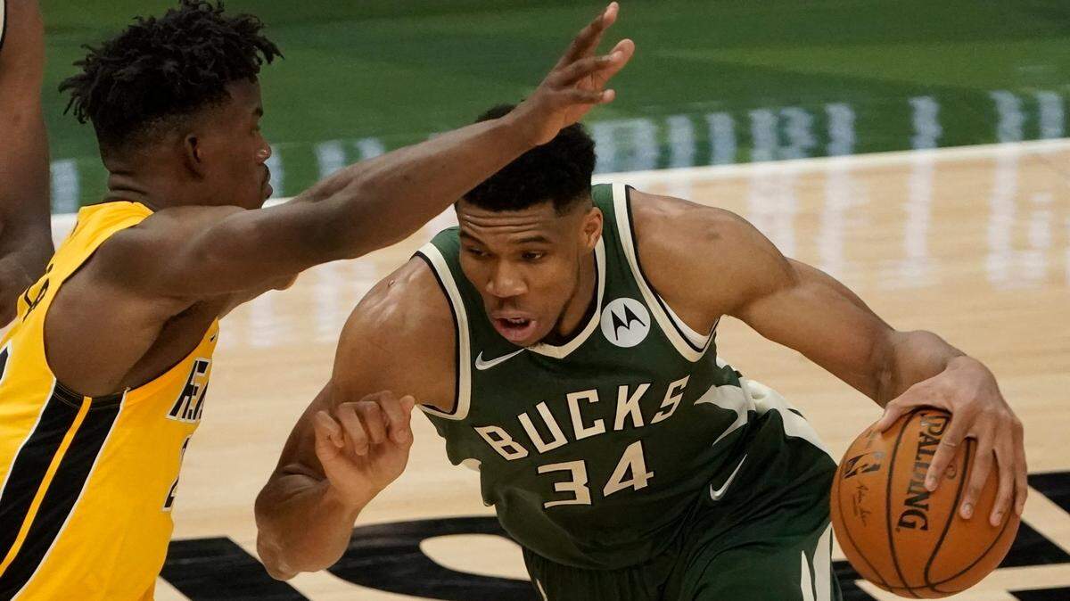 Giannis Antetokounmpo de Milwaukee Bucks intenta superar a Jimmy Butler de Miami Heat durante la segunda mitad del Juego 1 de su serie de playoffs de primera ronda de baloncesto de la NBA el sábado 22 de mayo de 2021 en Milwaukee.