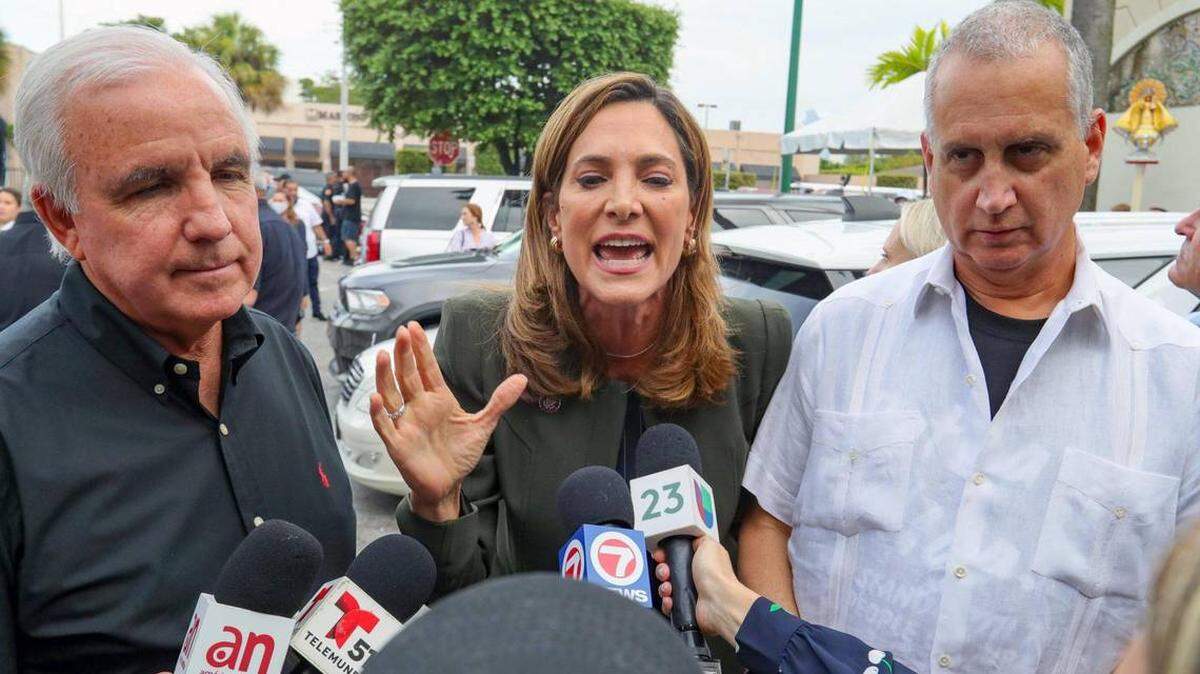 Los congresistas republicanos de Miami Carlos Giménez, María Elvira Salazar y Mario Diaz-Balart, son atacados en valla en autopista.