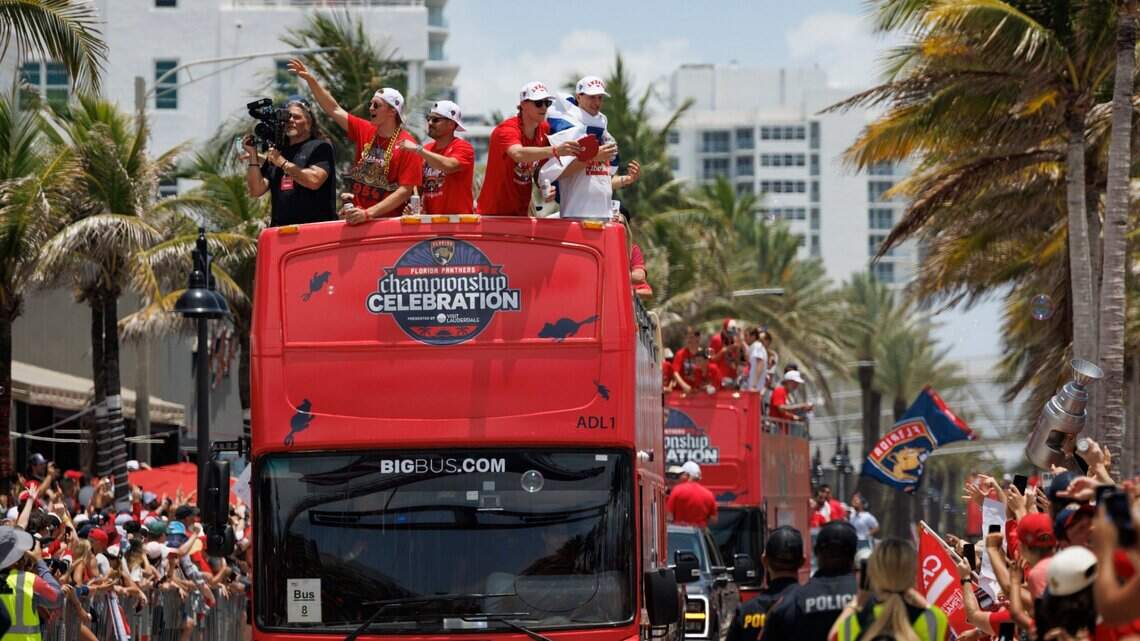 Los Panthers de Florida se meten en el corazón del pueblo y más de 200,000 personas celebran en el desfile por el título