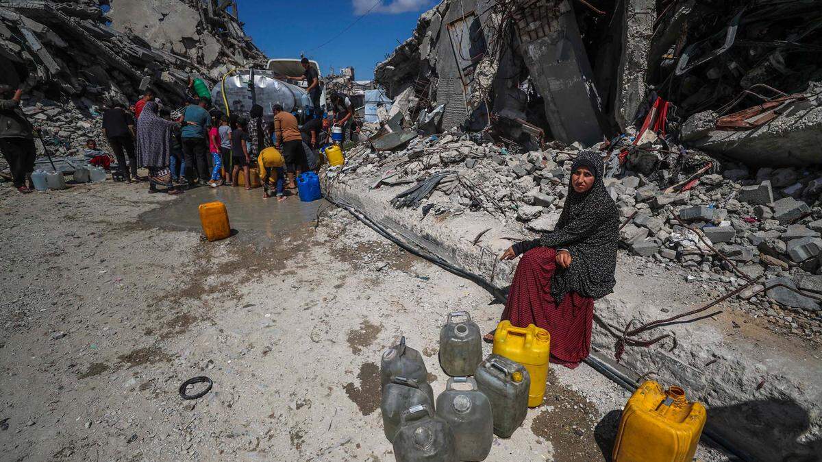 Palestinos desplazados recolectan agua en el campo de refugiados de Jabalia, en el norte de la Franja de Gaza, el 10 de abril de 2025. 
