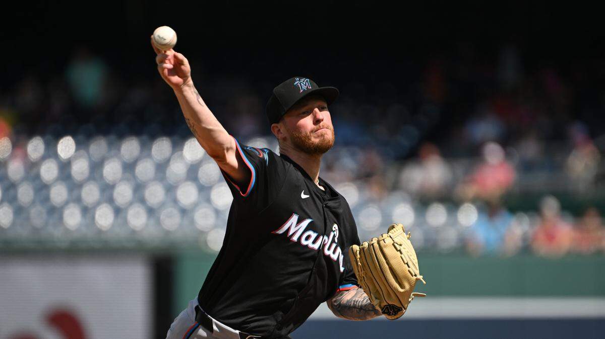 El abridor de los Marlins de Miami Adam Oller lanza en el primer inning del partido ante los Nacionales, celebrado el 15 de septiembre de 2024 en Washington.