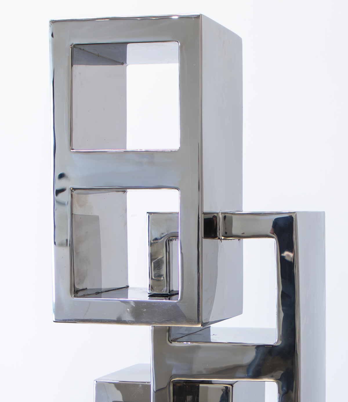 ‘Divergent Structure’, en cierto sentido, rinde un homenaje a esas grandes figuras de la abstracción geométrica latinoamericana.