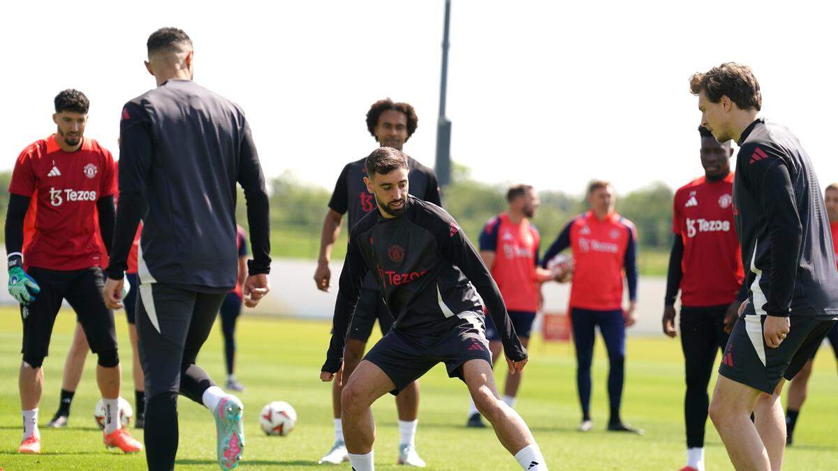 Los jugadores del Manchester United participan en un entrenamiento el martes 20 de mayo, previo al partido ante el Tottenham en la final de la Liga Europa.