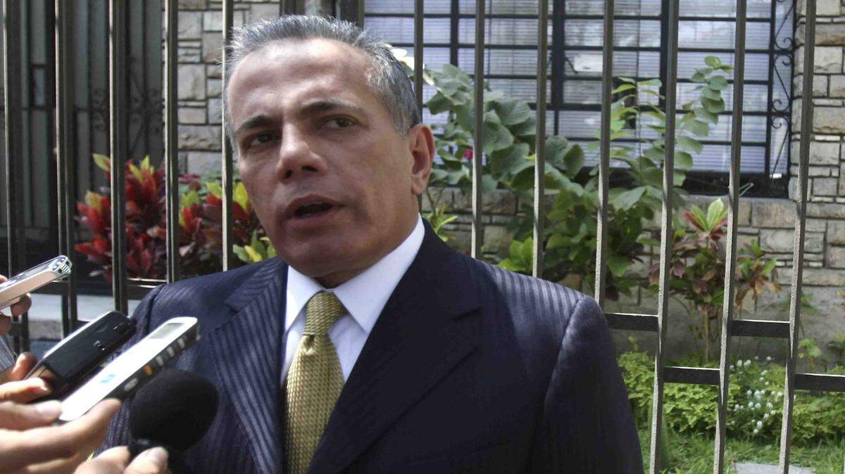 El líder opositor venezolano Manuel Rosales habla con la prensa en Lima, Perú, el 22 de abril del 2009. 