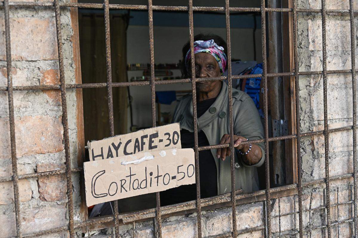 Una mujer vende café en la ventana de su casa, en La Habana, este miércoles 18 de febrero de 2026.