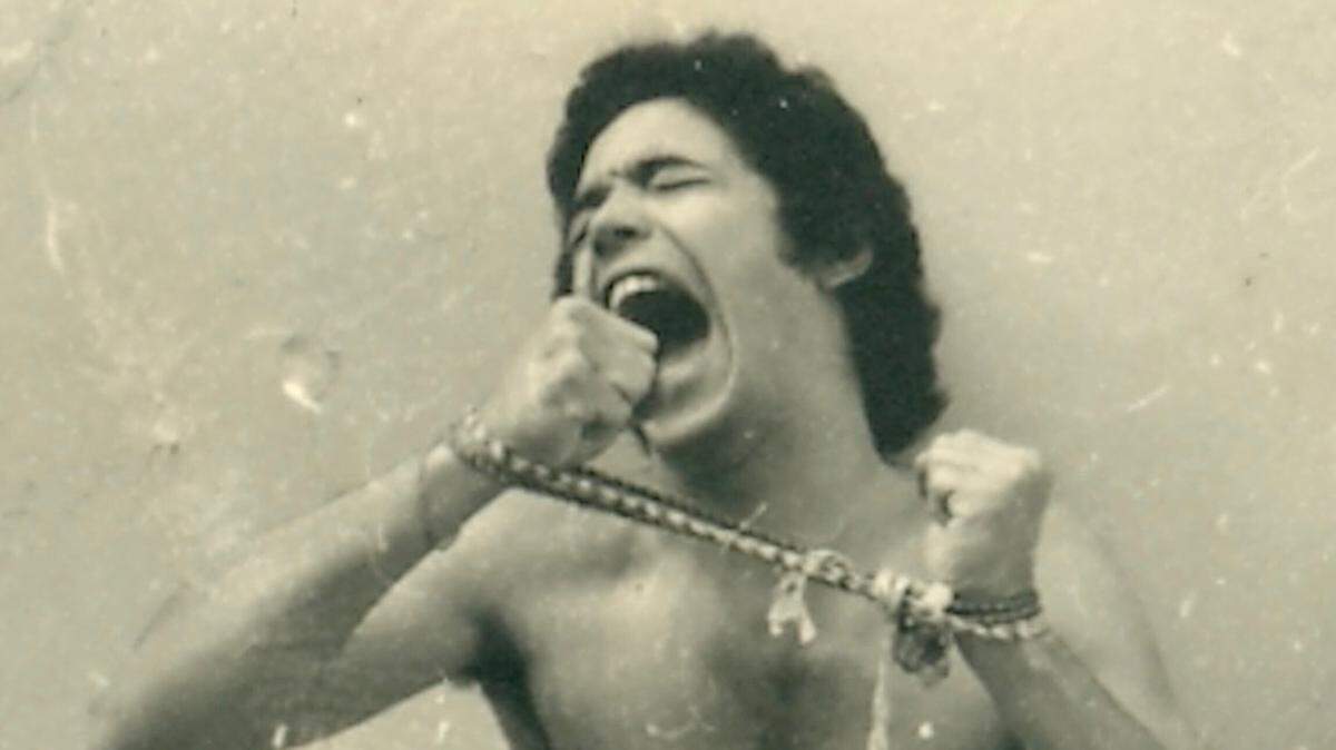Humberto Castro inmerso en su estética distintiva. La Serie de Cine Cubano del Festival de Cine de Miami estrena ‘The Walker’, un documental sobre la vida y obra del artista, el viernes 9 de mayo en el Koubek Center.