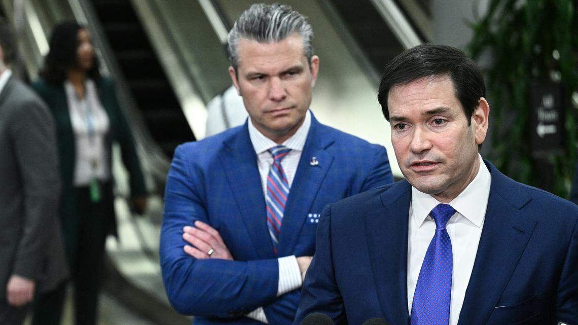 El secretario de Defensa de Estados Unidos, Pete Hegseth, y el secretario de Estado, Marco Rubio, hablan con los periodistas después de haber informado a los senadores sobre las recientes acciones militares estadounidenses en Venezuela, en el Capitolio en Washington, DC, el 7 de enero de 2026.