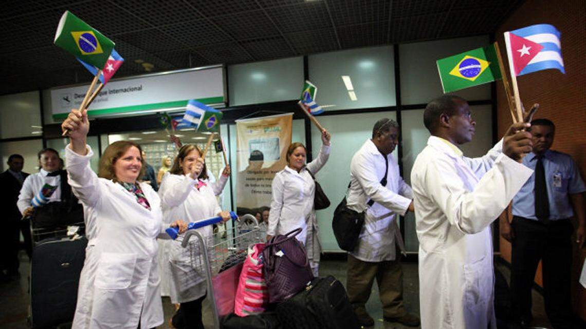 Foto de archivo. Médicos cubanos llegan al aeropuerto de Brasilia el 24 de agosto de 2013.
