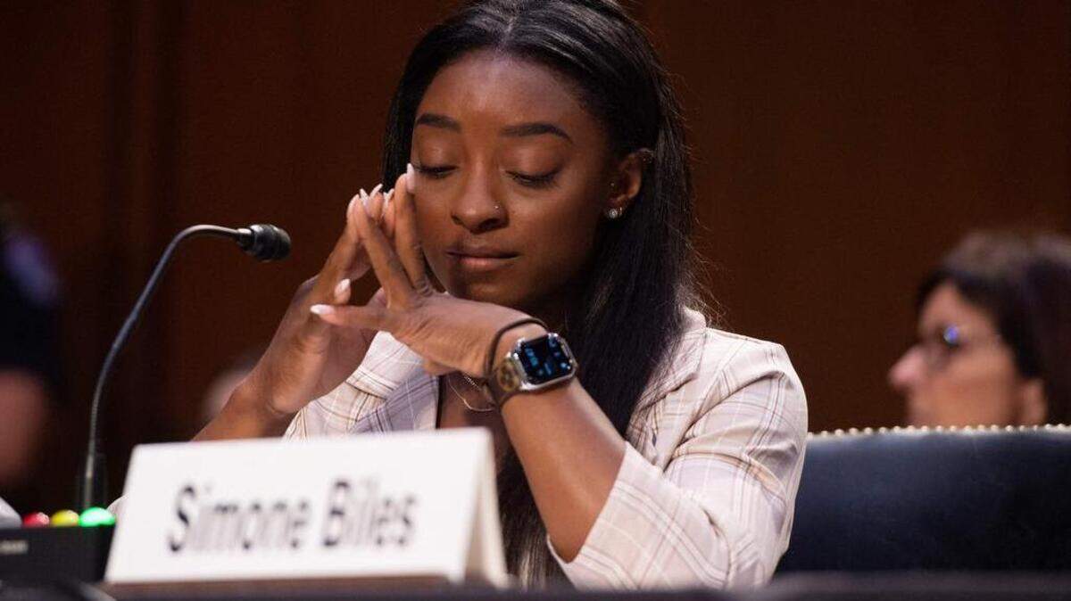 La gimnasta olímpica estadounidense Simone Biles testifica durante una audiencia judicial del Senado sobre el informe del Inspector General sobre el manejo del FBI de la investigación de Larry Nassar sobre abuso sexual de gimnastas olímpicas, en Capitol Hill, el 15 de septiembre de 2021, en Washington, DC.  SAUL LOEB / POOL / AFP/ Getty Images